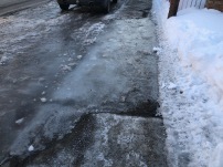 Accumulation d'eau glacée sur le trottoir où l'épandage d'abrasif n'est pas fait assez fréquemment